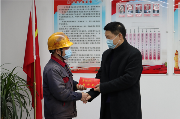 集團(tuán)公司黨委委員、副總經(jīng)理胡新付到公司走訪慰問(wèn)