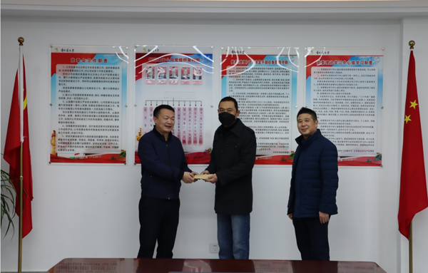 集團(tuán)公司黨委委員、副總經(jīng)理胡新付到公司走訪慰問(wèn)